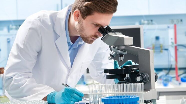 diagnosi dei parassiti umani al microscopio