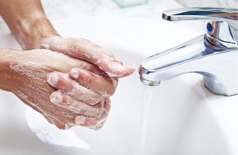 lavarsi le mani per prevenire l'infezione da parassiti