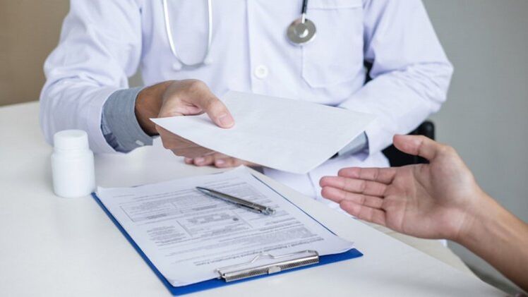 il medico prescrive un trattamento per i parassiti