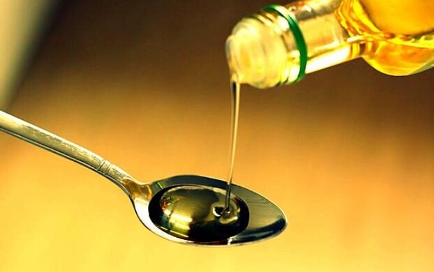 Pulizia del corpo di un bambino dai vermi con olio di ricino o di lino